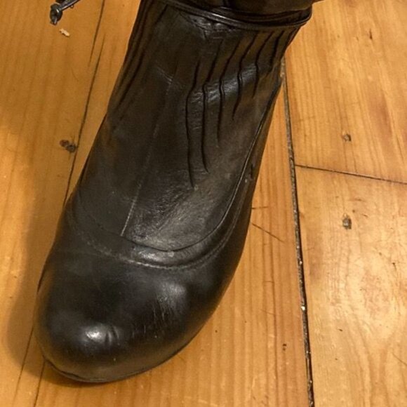Stunning Earthies brand leather heeled boots add drama to any outfit Size 8.5M - Picture 7 of 8